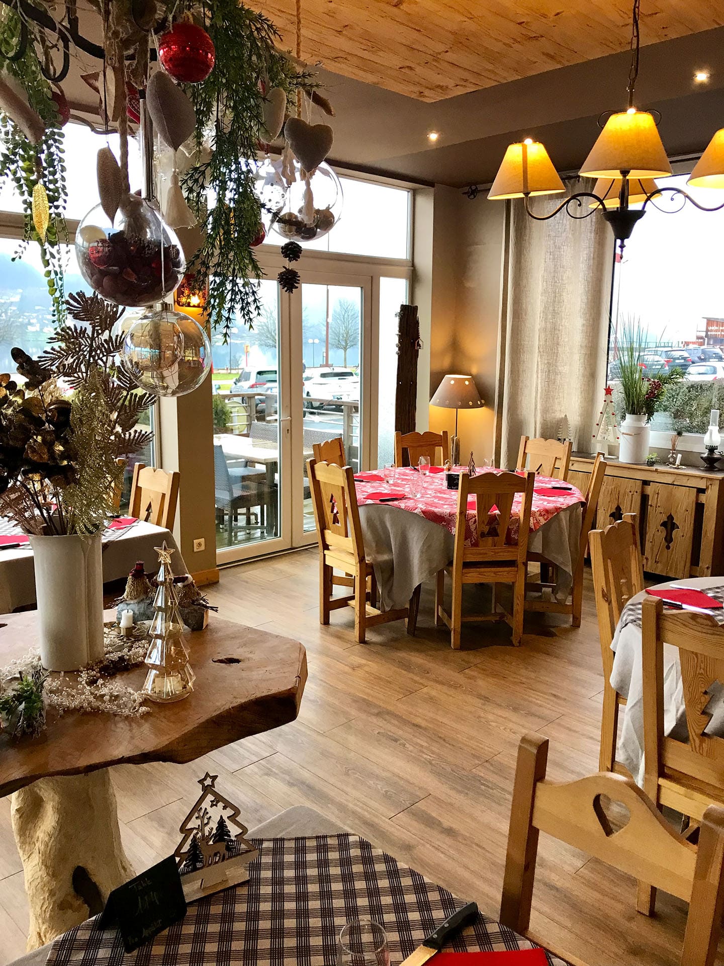 Le restaurant se trouve face au lac de Gérardmer