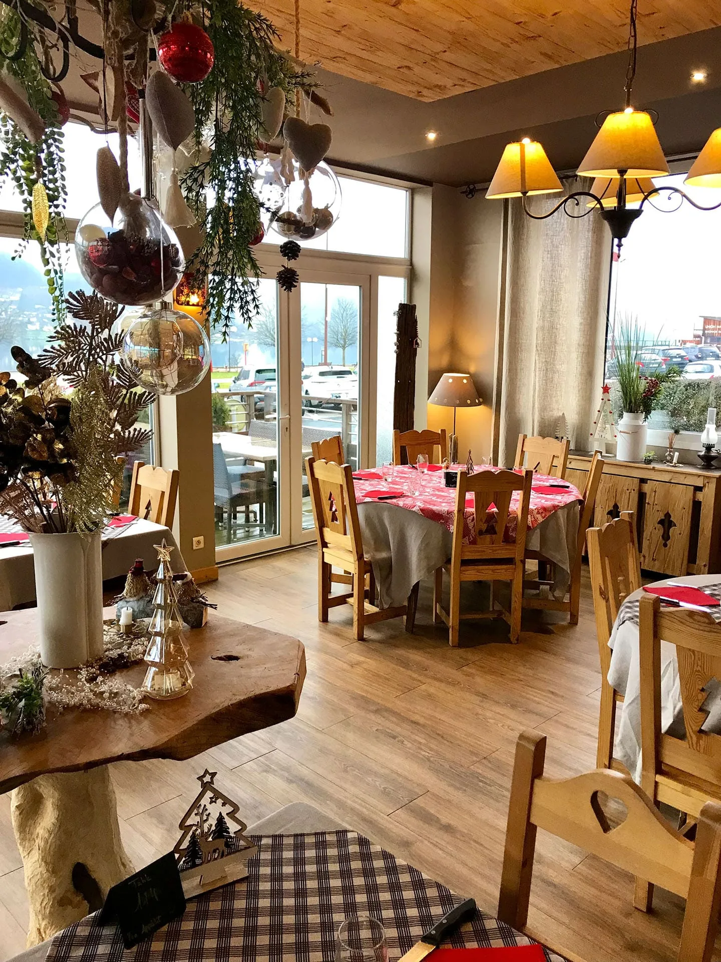 Le restaurant se trouve face au lac de Gérardmer